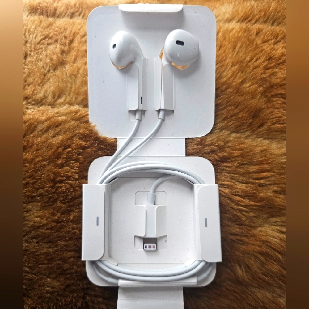 NWT Apple Lightning Cord Headphones